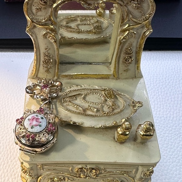 BROOCH: Rare vintage Pegasus, coral gold tone, rose, pink, locket, one of a kind - Picture 10 of 17